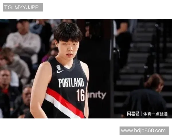 利拉德对杨瀚森是真爱!漏篮板后立马指导,暂停期间与其单独沟通 利拉德对杨瀚森是真爱!漏篮板后立马指导,暂停期间与其单独沟通
